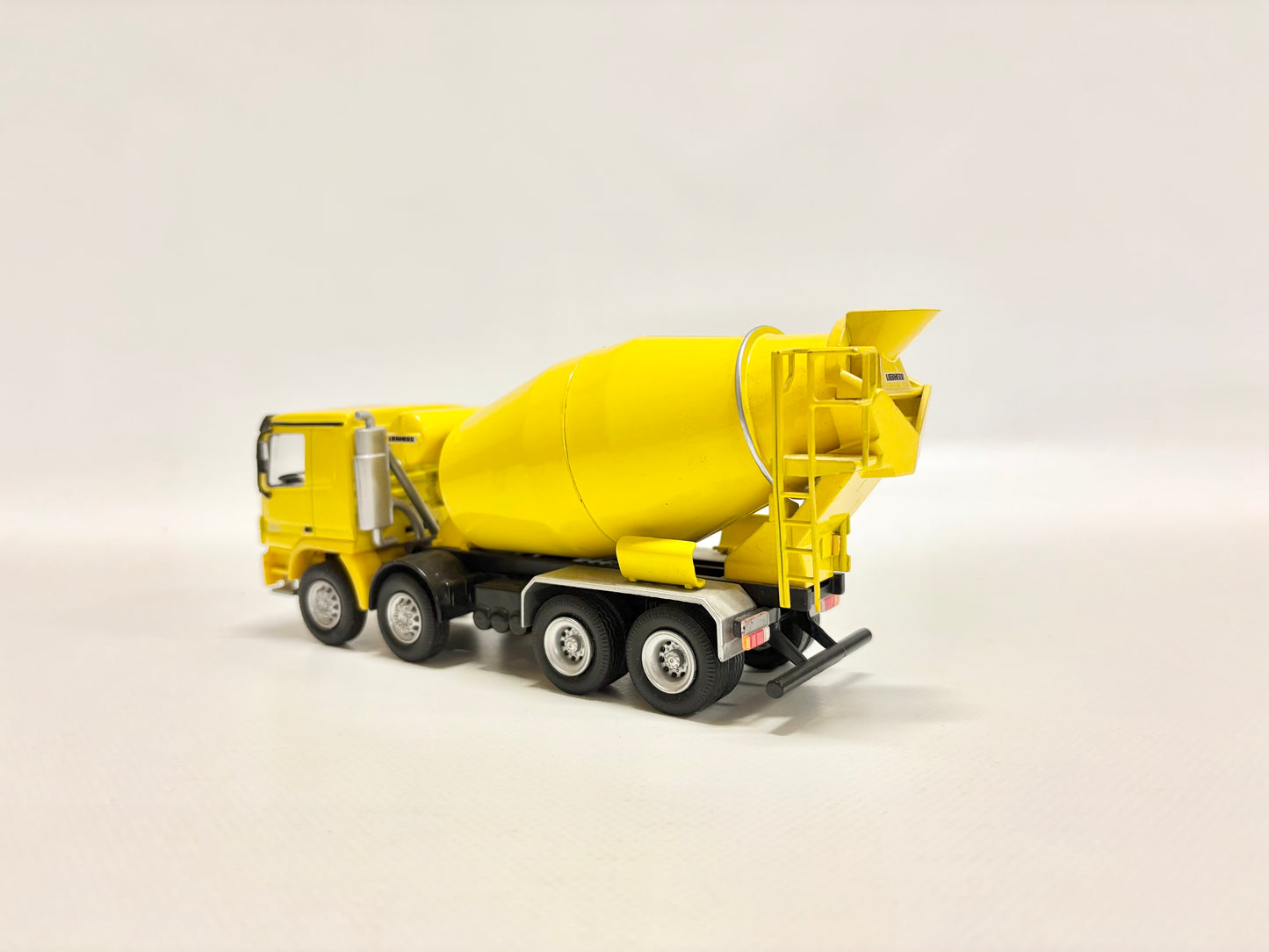 Schuco Liebherr Betonmischer Mercedes-Benz M 1:50 Automodell