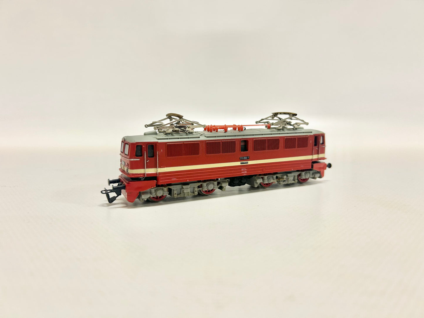 BTTB 2322 E-Lok Br 211 018-7 DR Spur TT