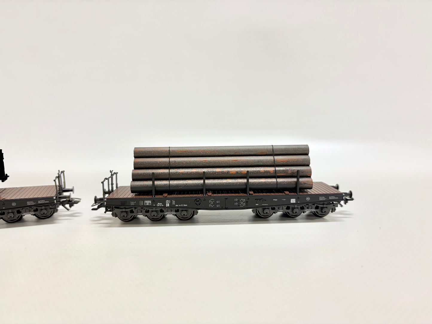 Märklin 2x Schwerlastwagen mit Ladung DR AC H0