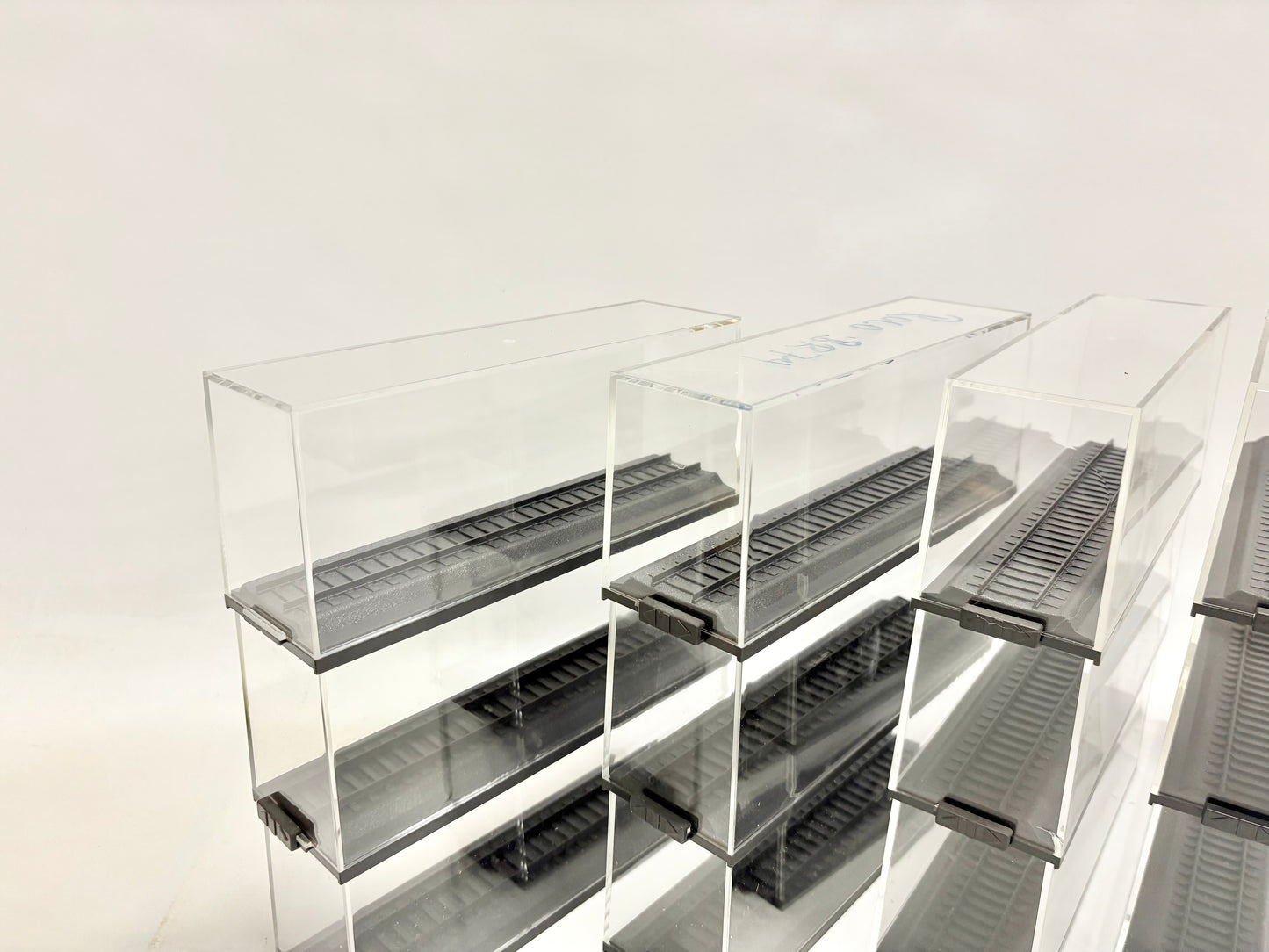 12x Vitrinen für Modelleisenbahnen 20cm Kunststoff