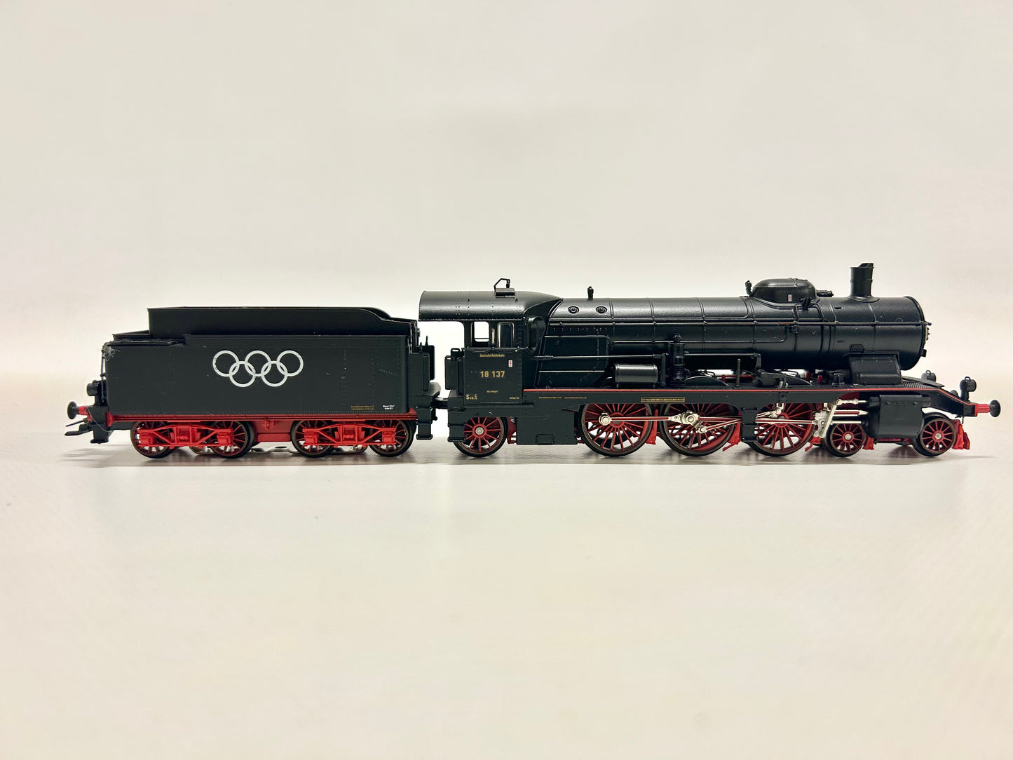 Märklin 37112 Digital Dampflok Br 18 137 "Olympia" DRG AC H0