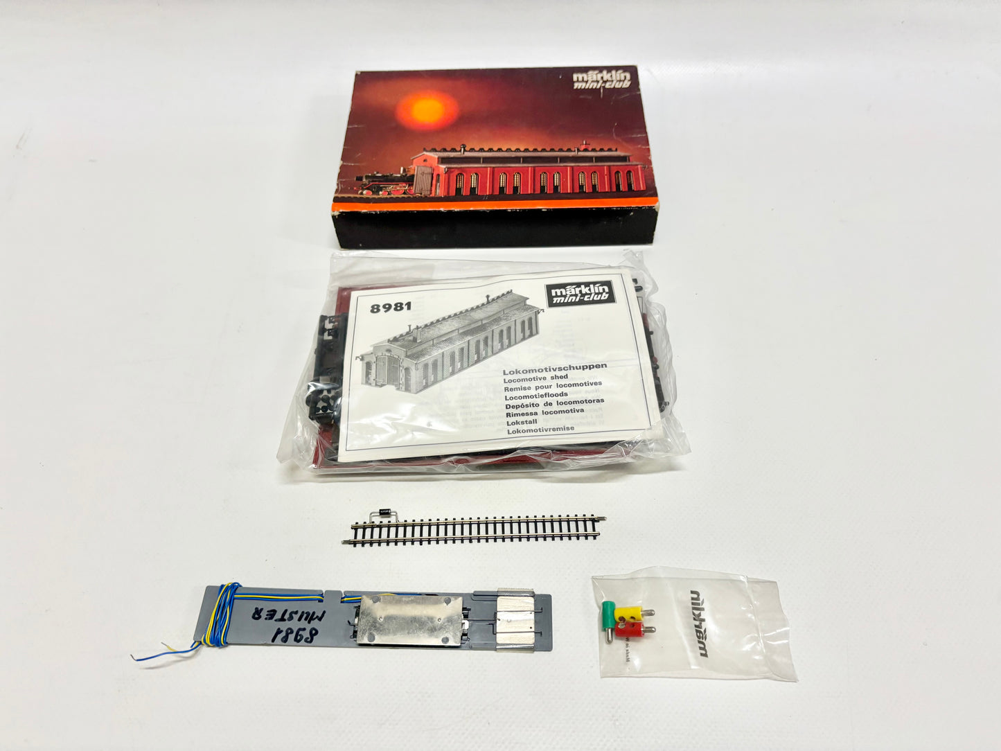 Märklin 8981 Locomotive Shed Kit with Electric Doors Z