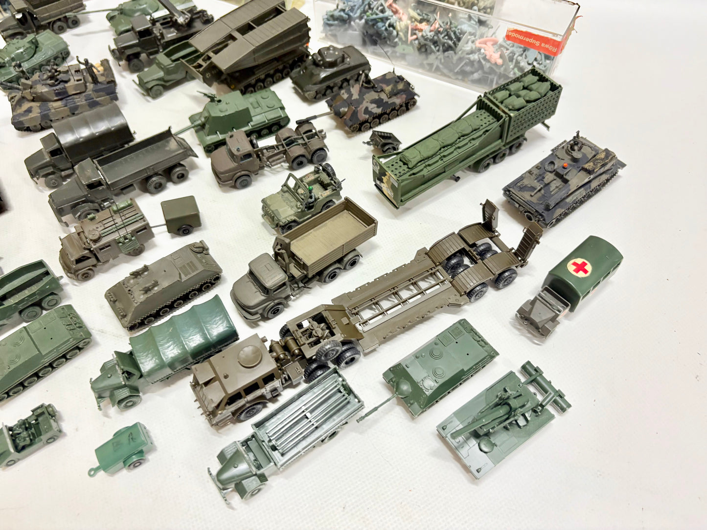 Roco Minitanks Militär Konvolut Fahrzeuge + Soldaten H0