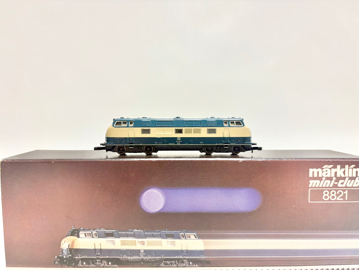 Märklin 8821 Diesel Locomotive Class 221 118-4 DB Z
