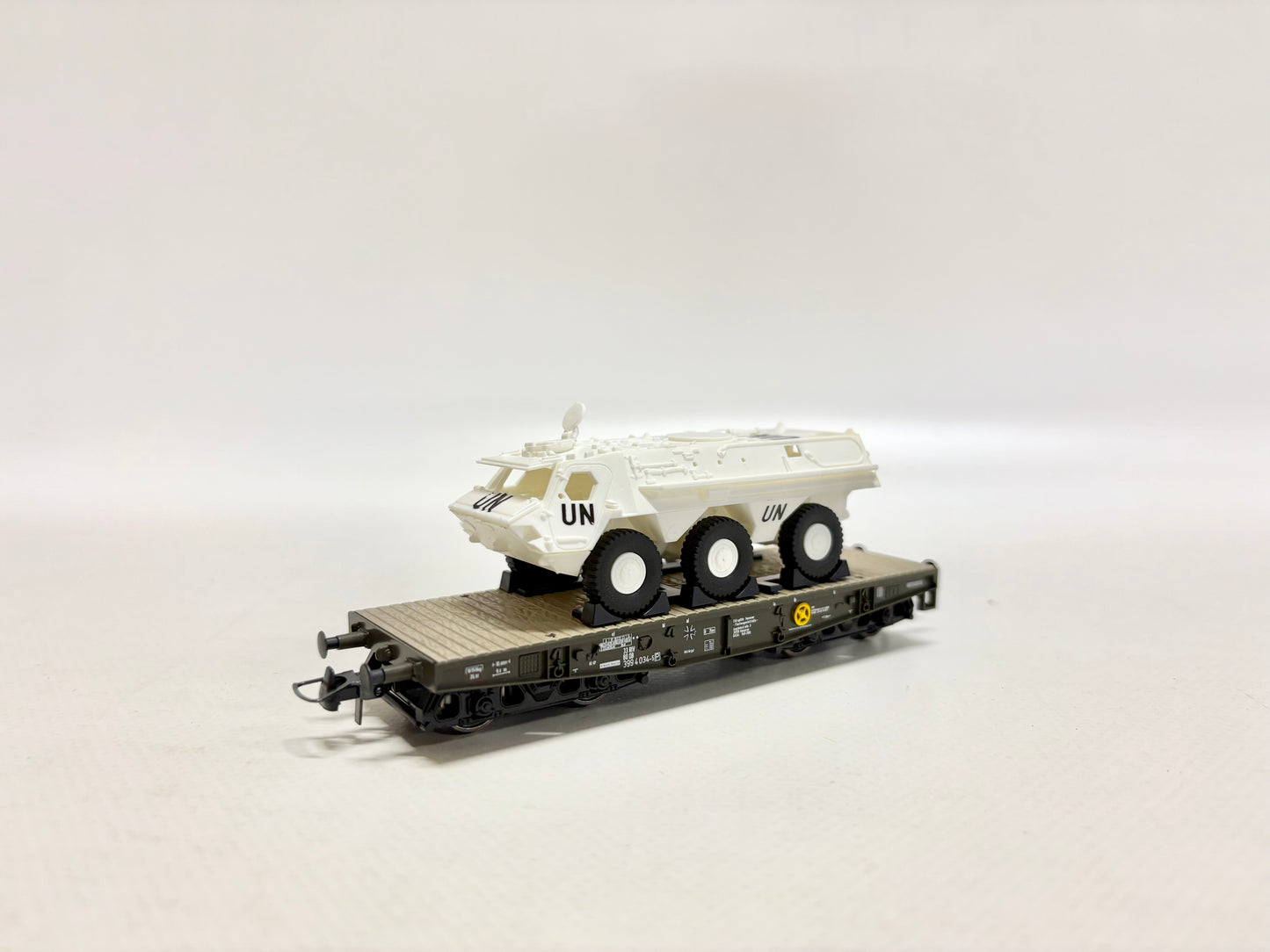 Roco 46758 Güterwagen Schwerlastwagen mit UN-Radpanzer Bundeswehr DC H0