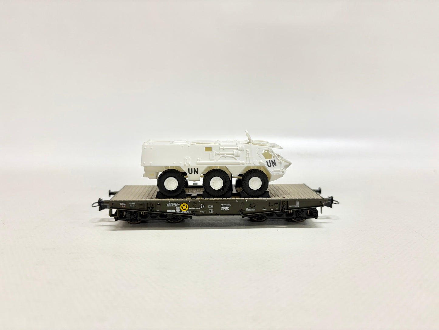 Roco 46758 Güterwagen Schwerlastwagen mit UN-Radpanzer Bundeswehr DC H0
