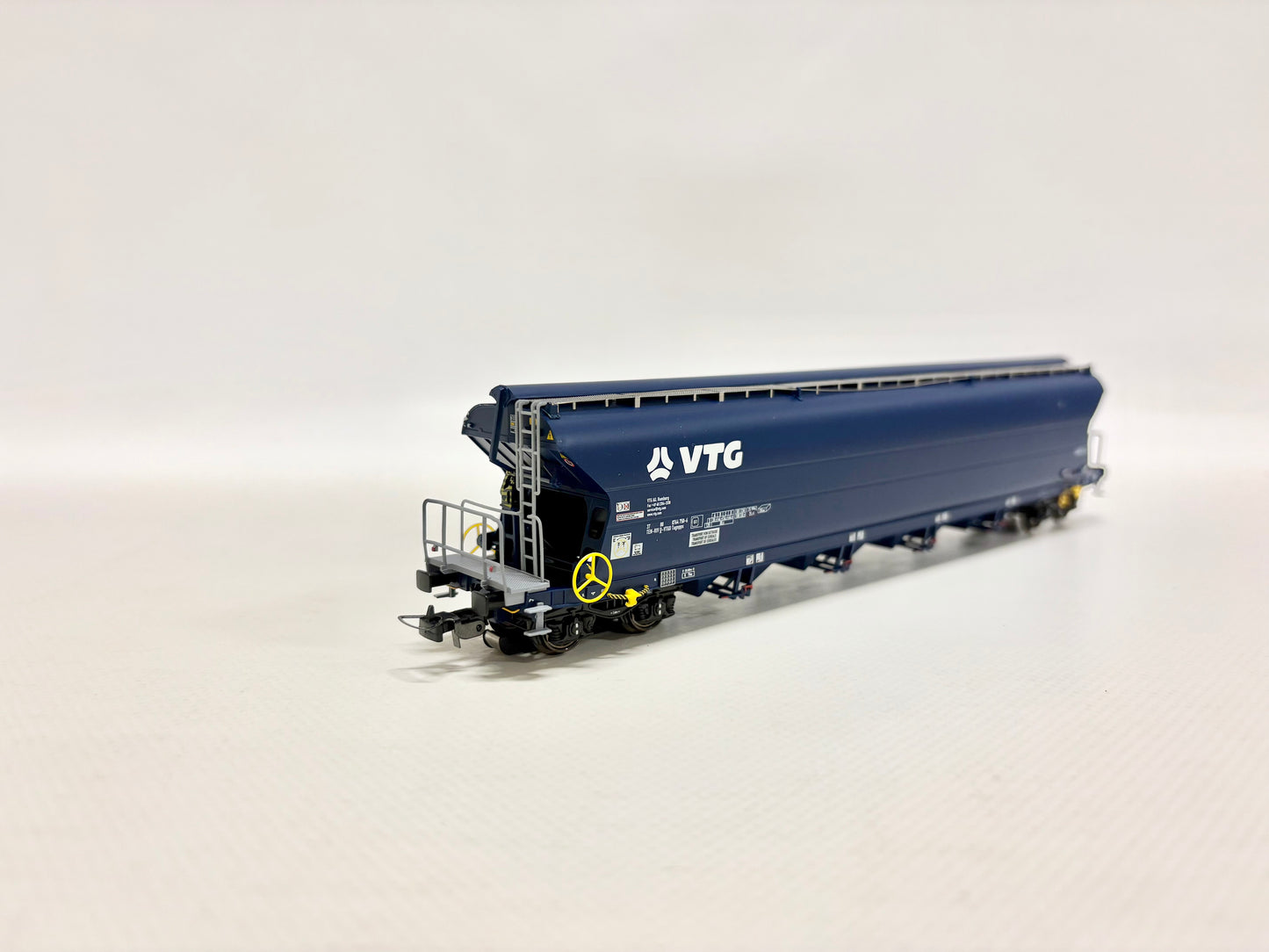 NME 505695 Getreidewagen mit Zugschlussbeleuchtung VTG AC H0