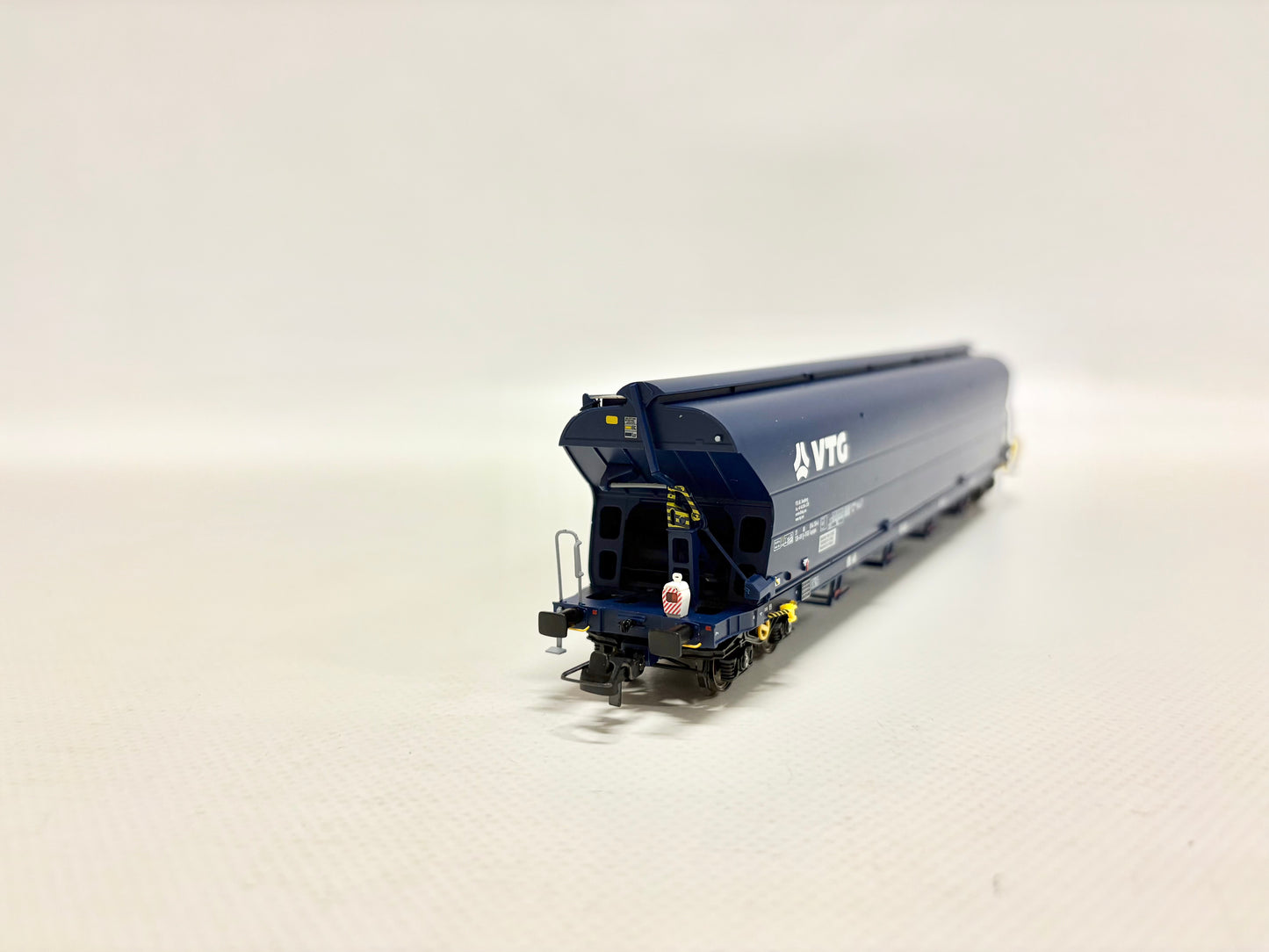 NME 505695 Getreidewagen mit Zugschlussbeleuchtung VTG AC H0