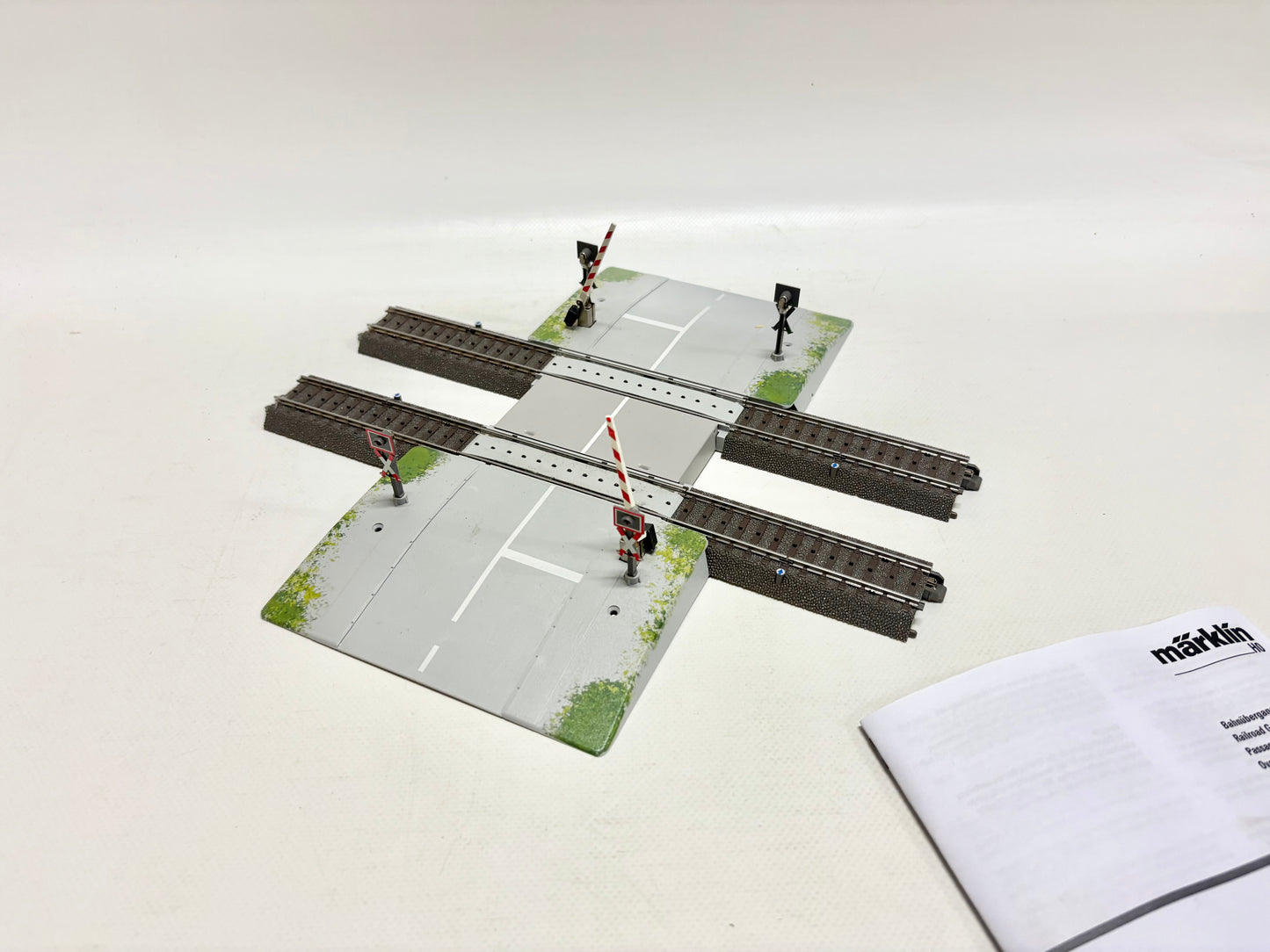 Märklin 74924 Bahnübergang zweigleisig C-Gleis AC H0