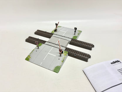 Märklin 74924 Bahnübergang zweigleisig C-Gleis AC H0