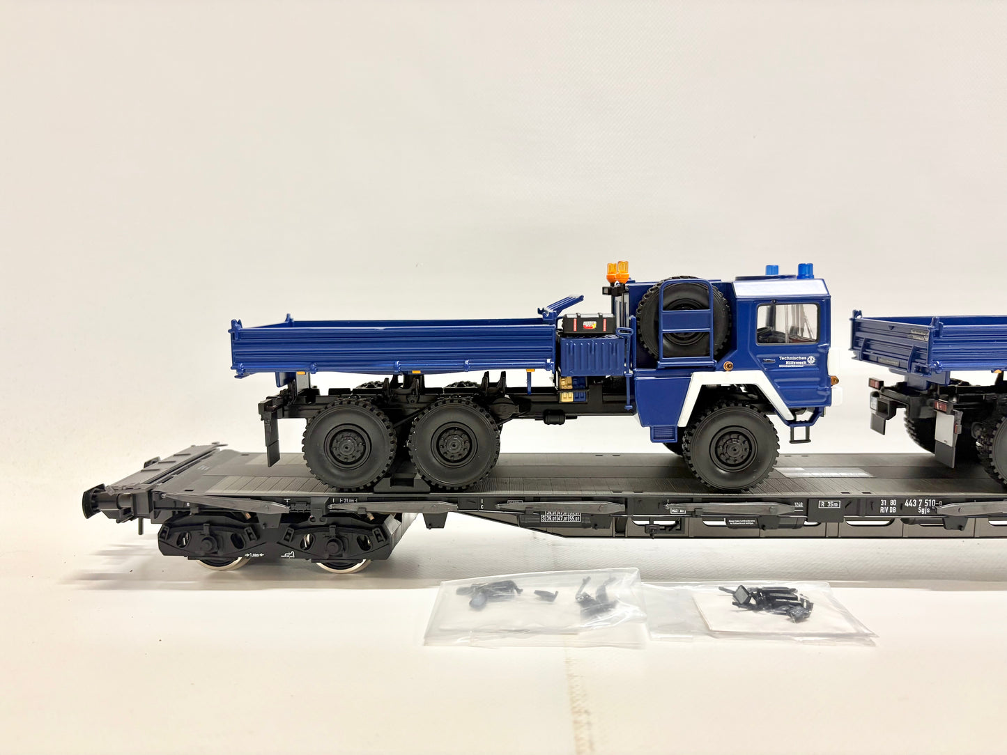 Märklin 58707 Rungenwagen Sgjs 716 mit THW-LKW DB Spur 1