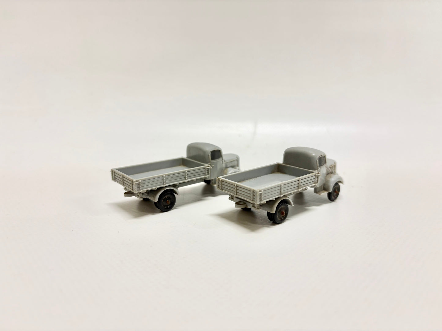 Märklin 2x Mercedes LKW + Halteklammern für 4515 Neiderbordwagen mit LKW Ladung DB AC H0
