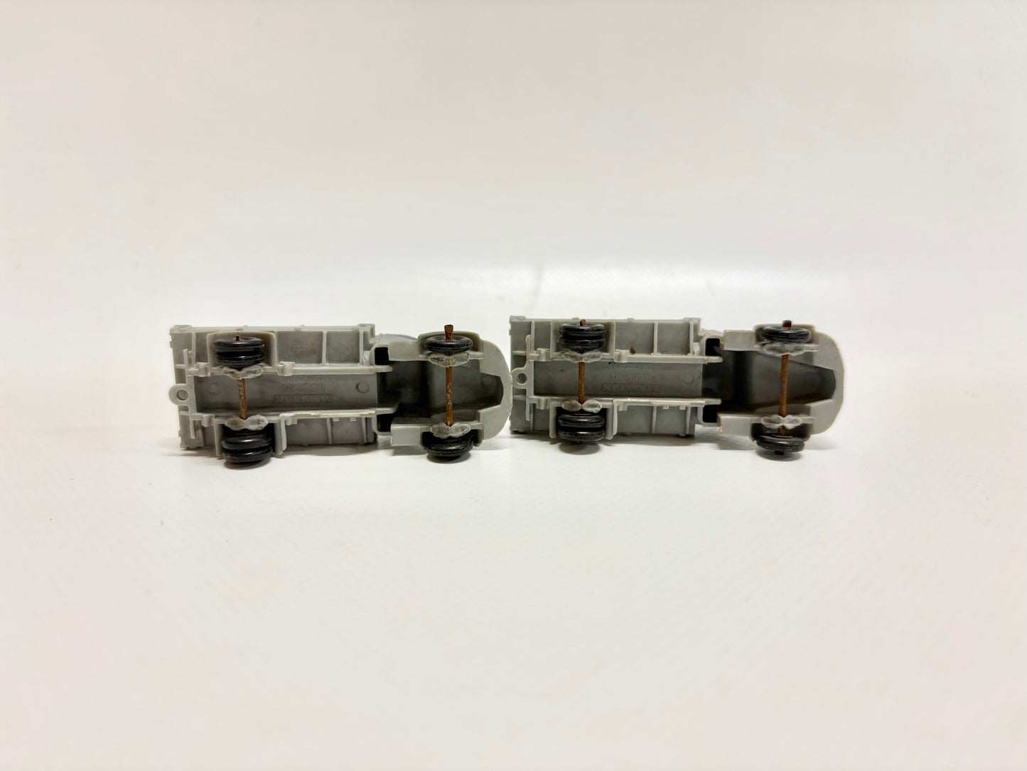 Märklin 2x Mercedes LKW + Halteklammern für 4515 Neiderbordwagen mit LKW Ladung DB AC H0
