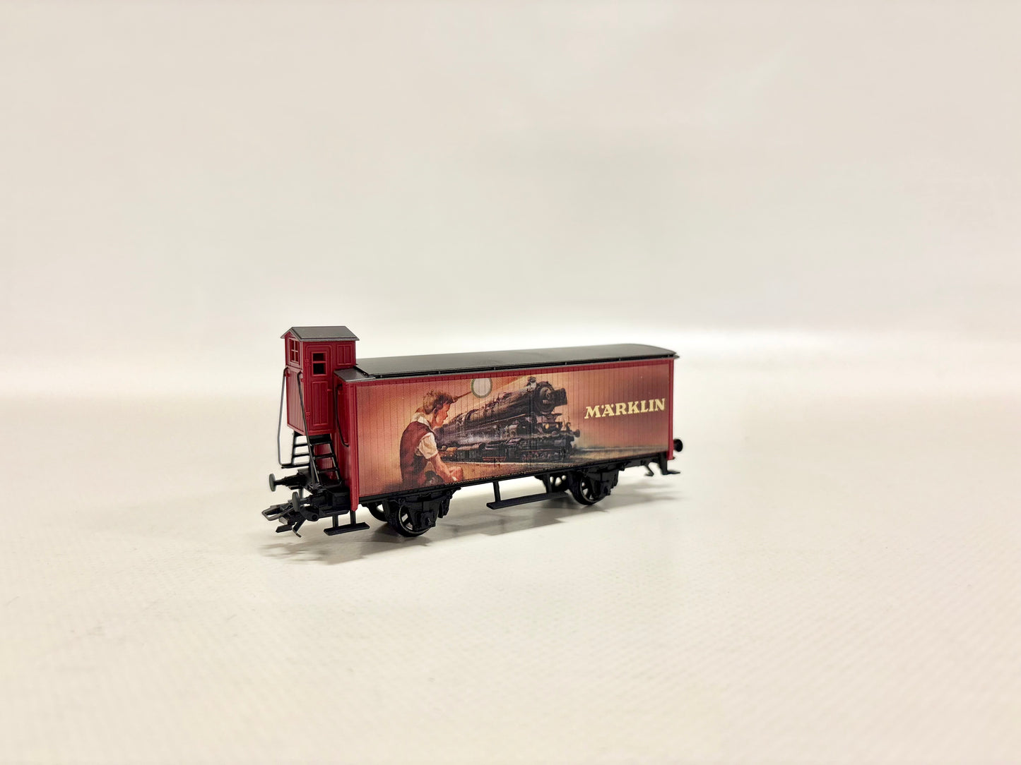 Märklin SoMo Gedeckter Güterwagen mit Bremserhaus DR AC H0