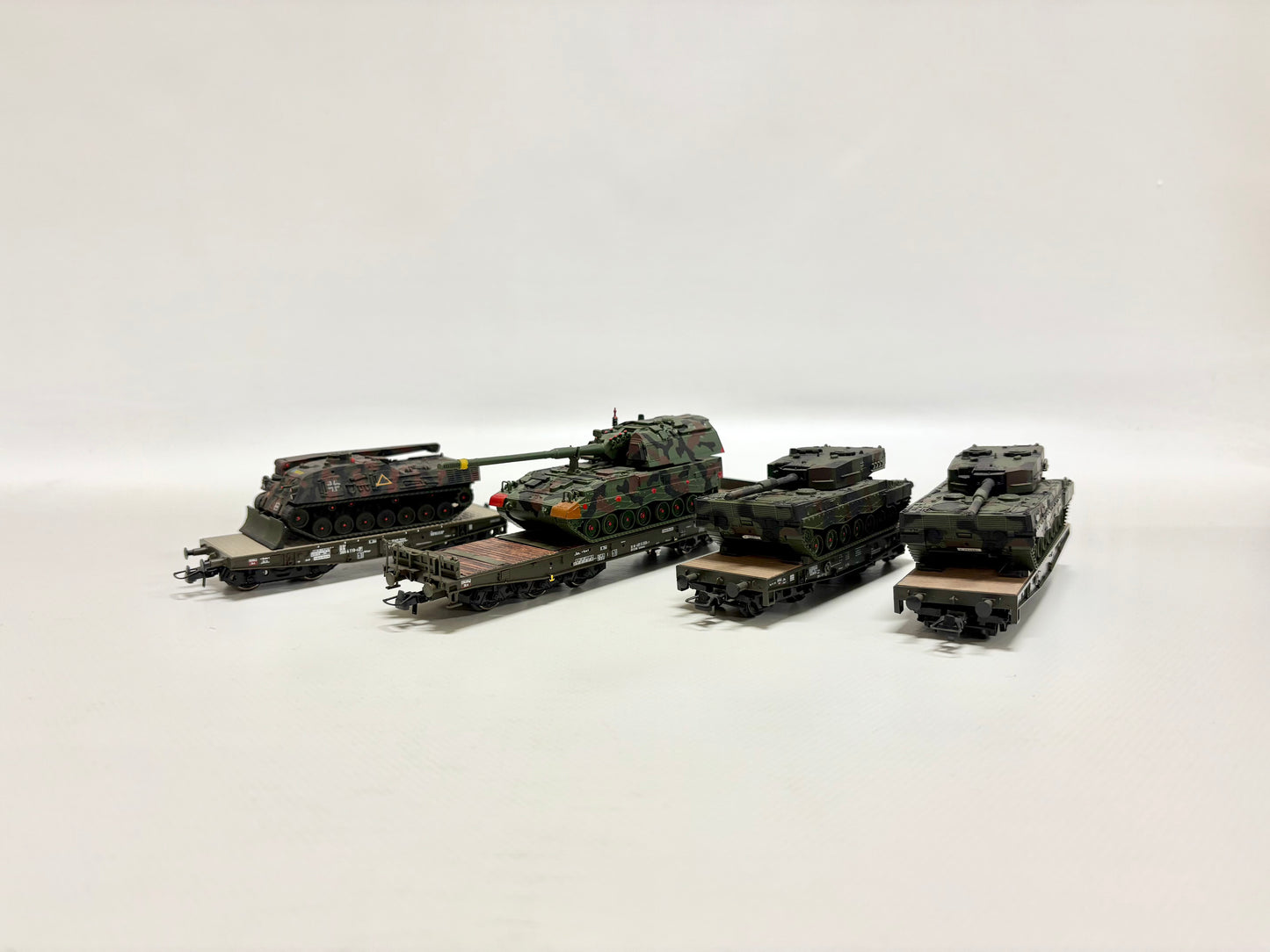 Roco 4x Mini Tanks Scherlastwagen mit Militärfahrzeugen beladen H0
