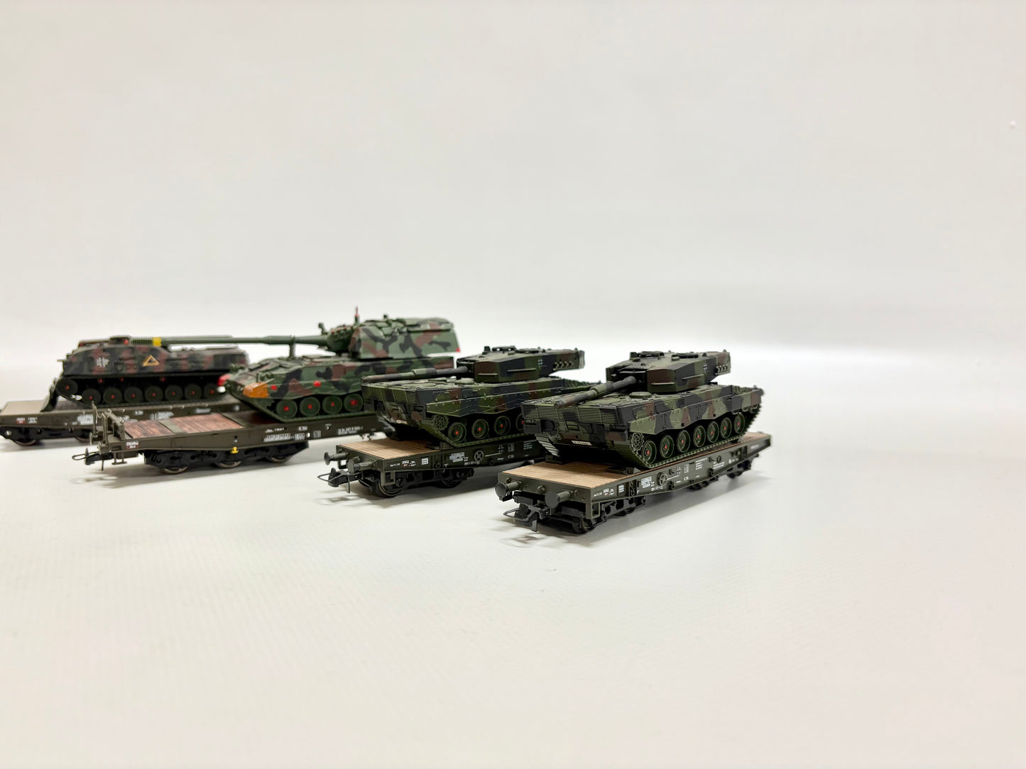 Roco 4x Mini Tanks Scherlastwagen mit Militärfahrzeugen beladen H0