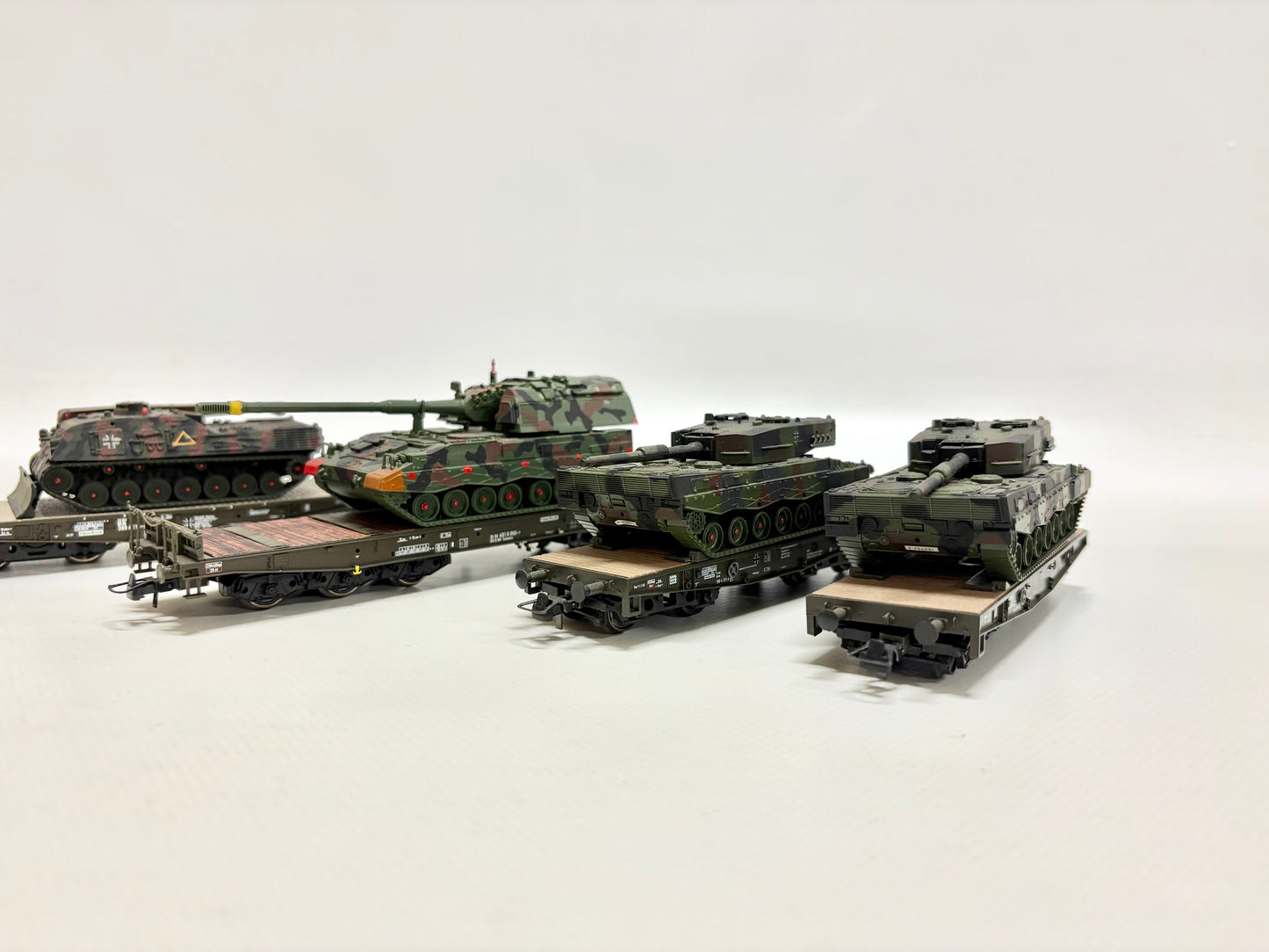 Roco 4x Mini Tanks Scherlastwagen mit Militärfahrzeugen beladen H0