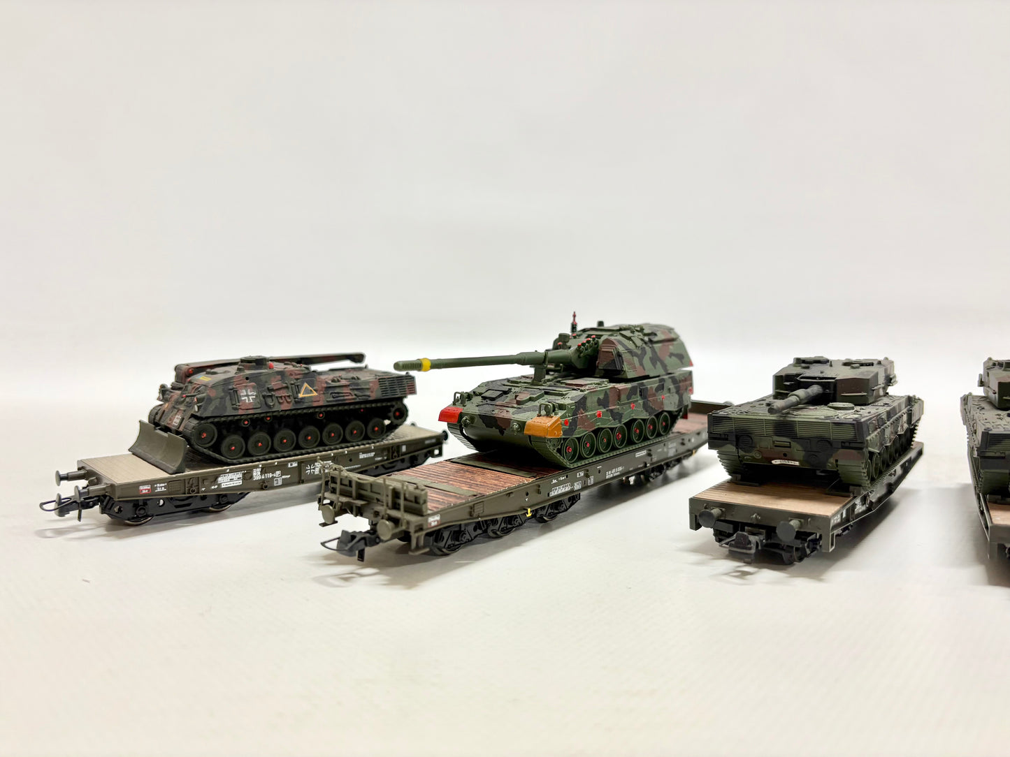 Roco 4x Mini Tanks Scherlastwagen mit Militärfahrzeugen beladen H0