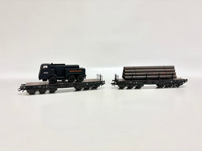 Märklin 2x Schwerlastwagen mit Ladung DR AC H0