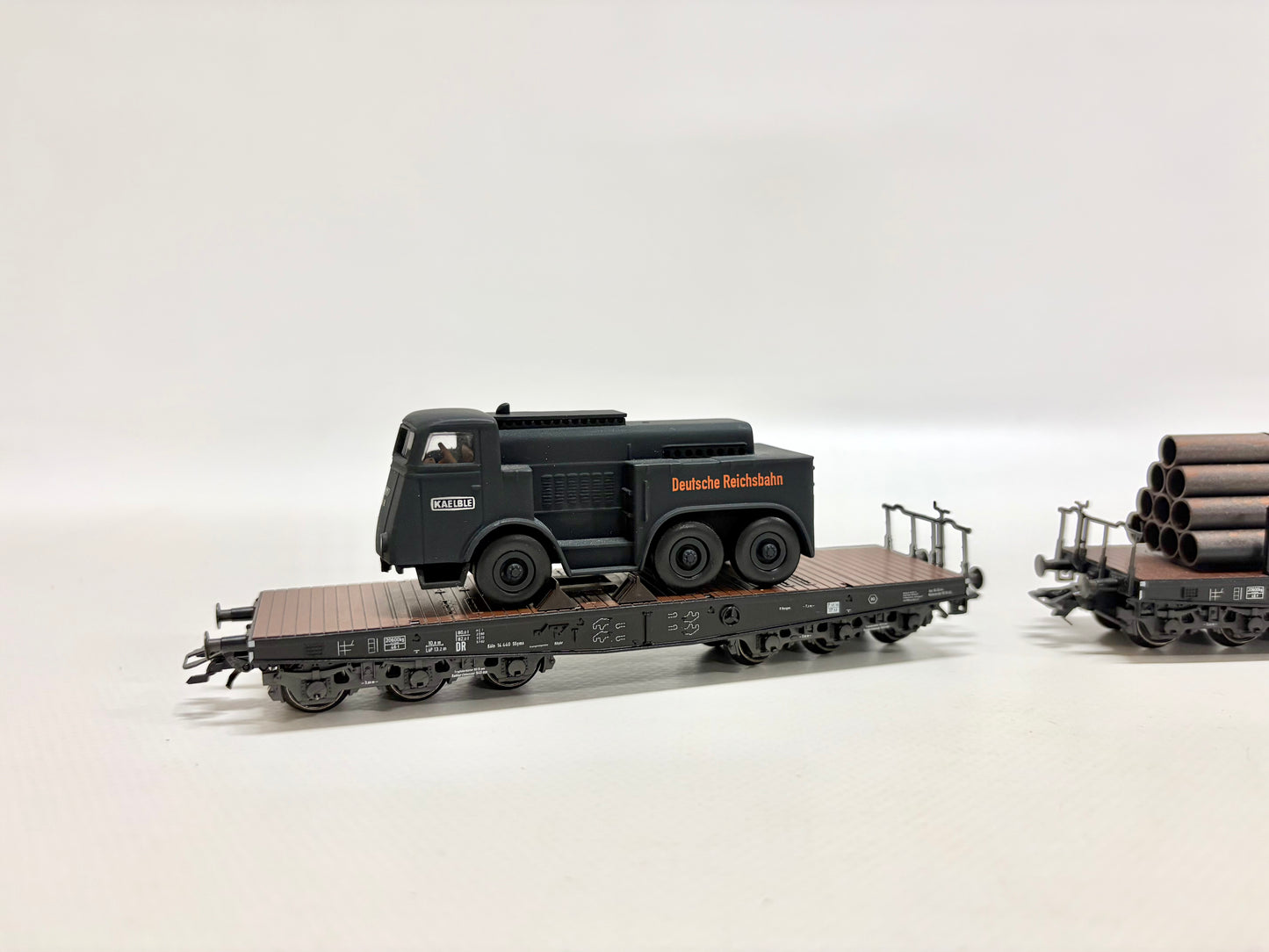 Märklin 2x Schwerlastwagen mit Ladung DR AC H0