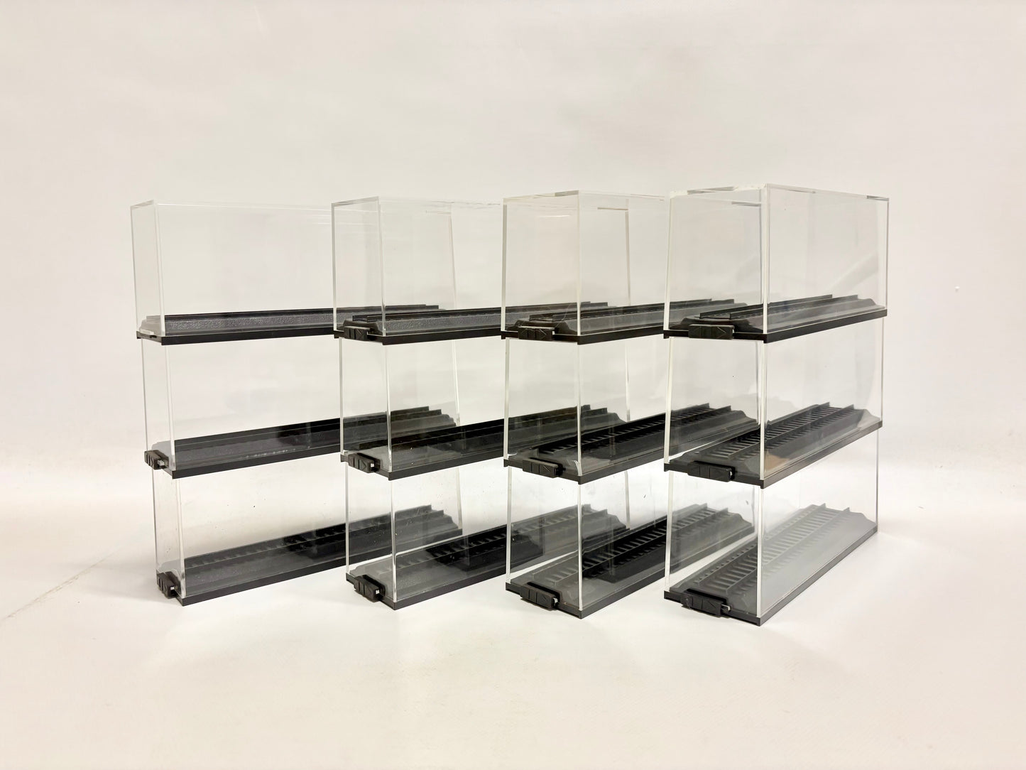 12x Vitrinen für Modelleisenbahnen 20cm Kunststoff