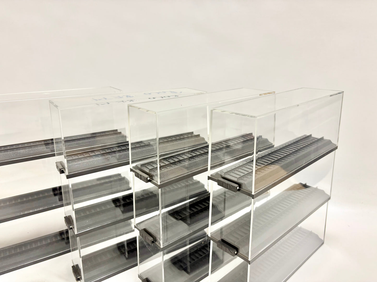 12x Vitrinen für Modelleisenbahnen 20cm Kunststoff