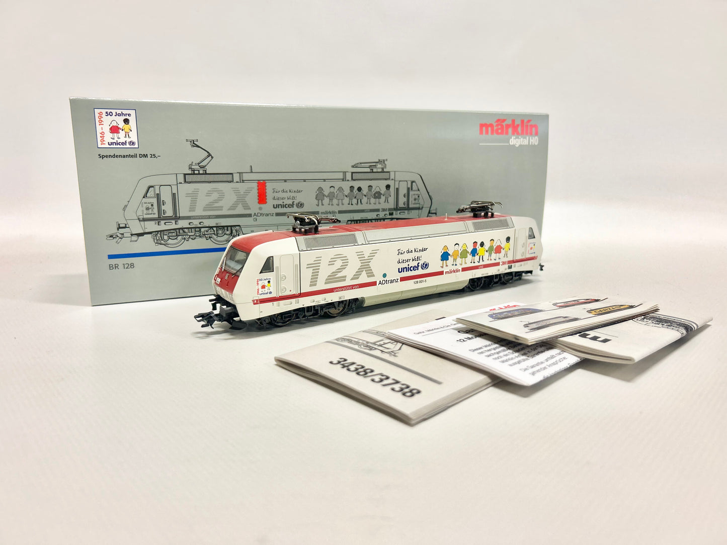 Märklin 37382 Digital E-Lok Br 128 001-5 Unicef DB AC H0