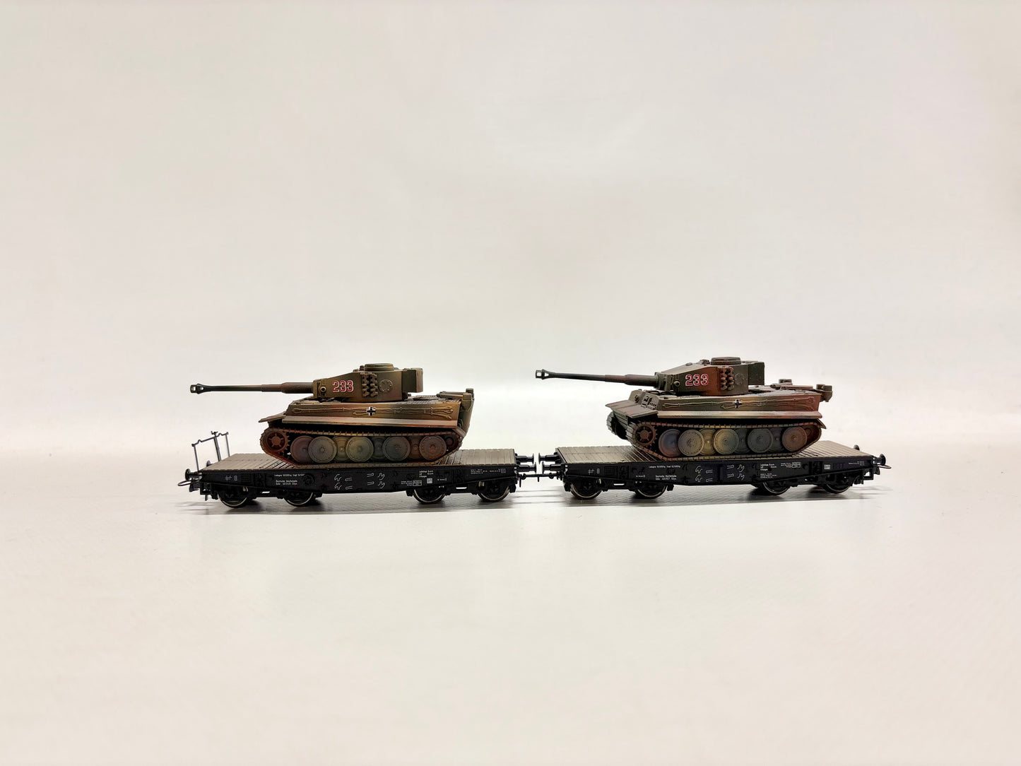 Roco Minitanks 2x Schwerlastwagen mit Panzer "Tiger" DR DC H0
