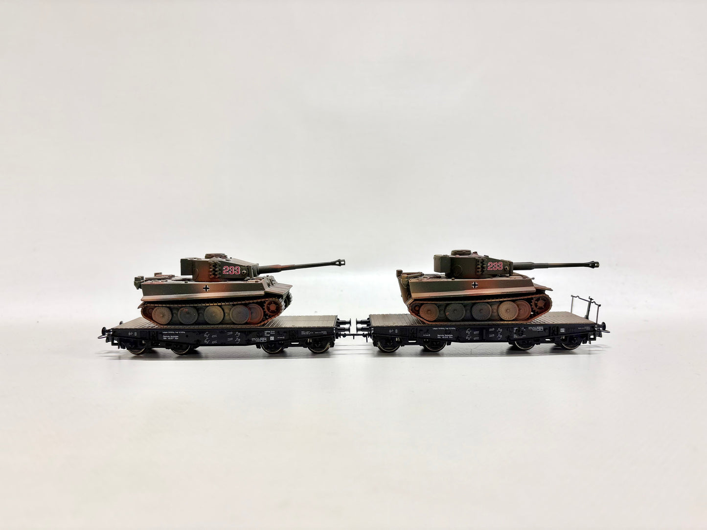 Roco Minitanks 2x Schwerlastwagen mit Panzer "Tiger" DR DC H0