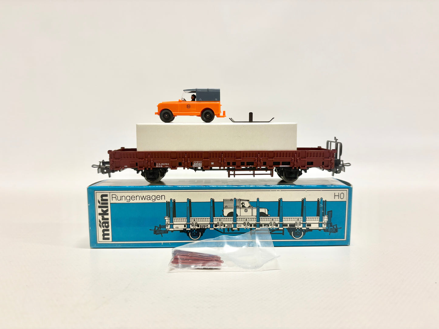 Märklin 4722 Güterwagen Niederbordwagen mit Fahrzeug SJ AC H0