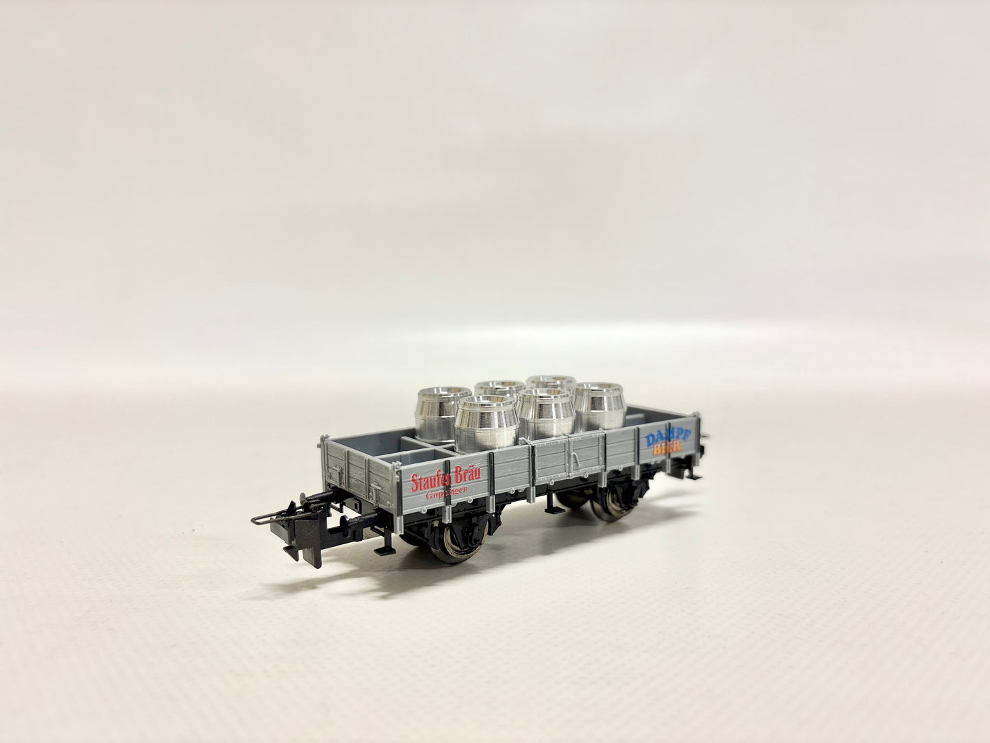 Trix 33925 Niederbordwagen mit Bierfässern "Dampf Bier" DC H0