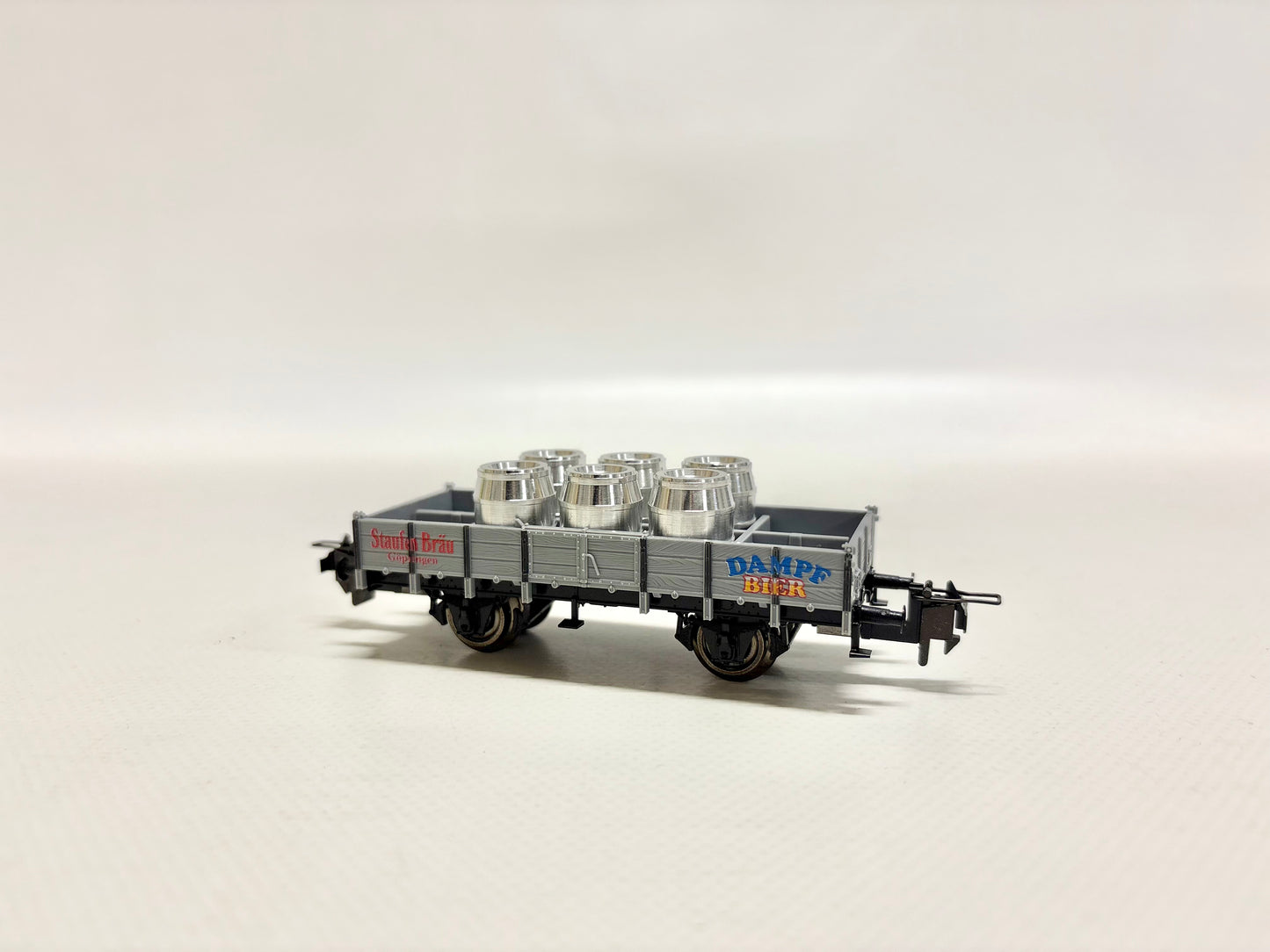 Trix 33925 Niederbordwagen mit Bierfässern "Dampf Bier" DC H0