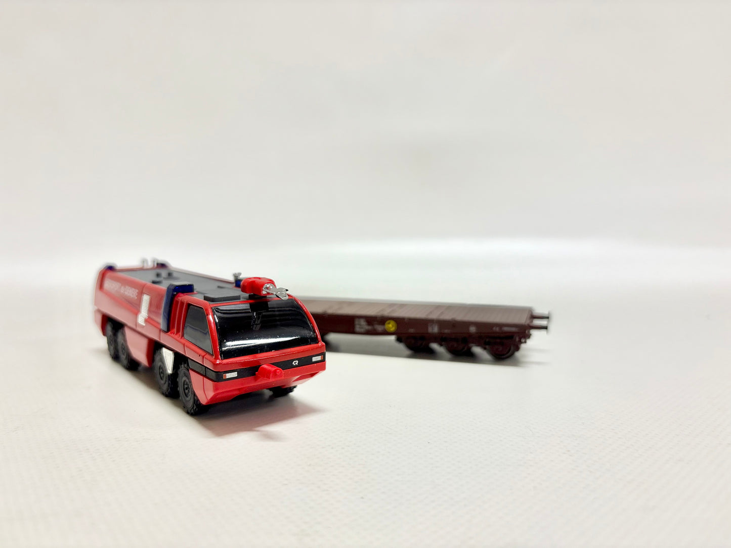 Märklin 4849 Schwerlastwagen mit Löschfahrzeug ÖBB AC H0