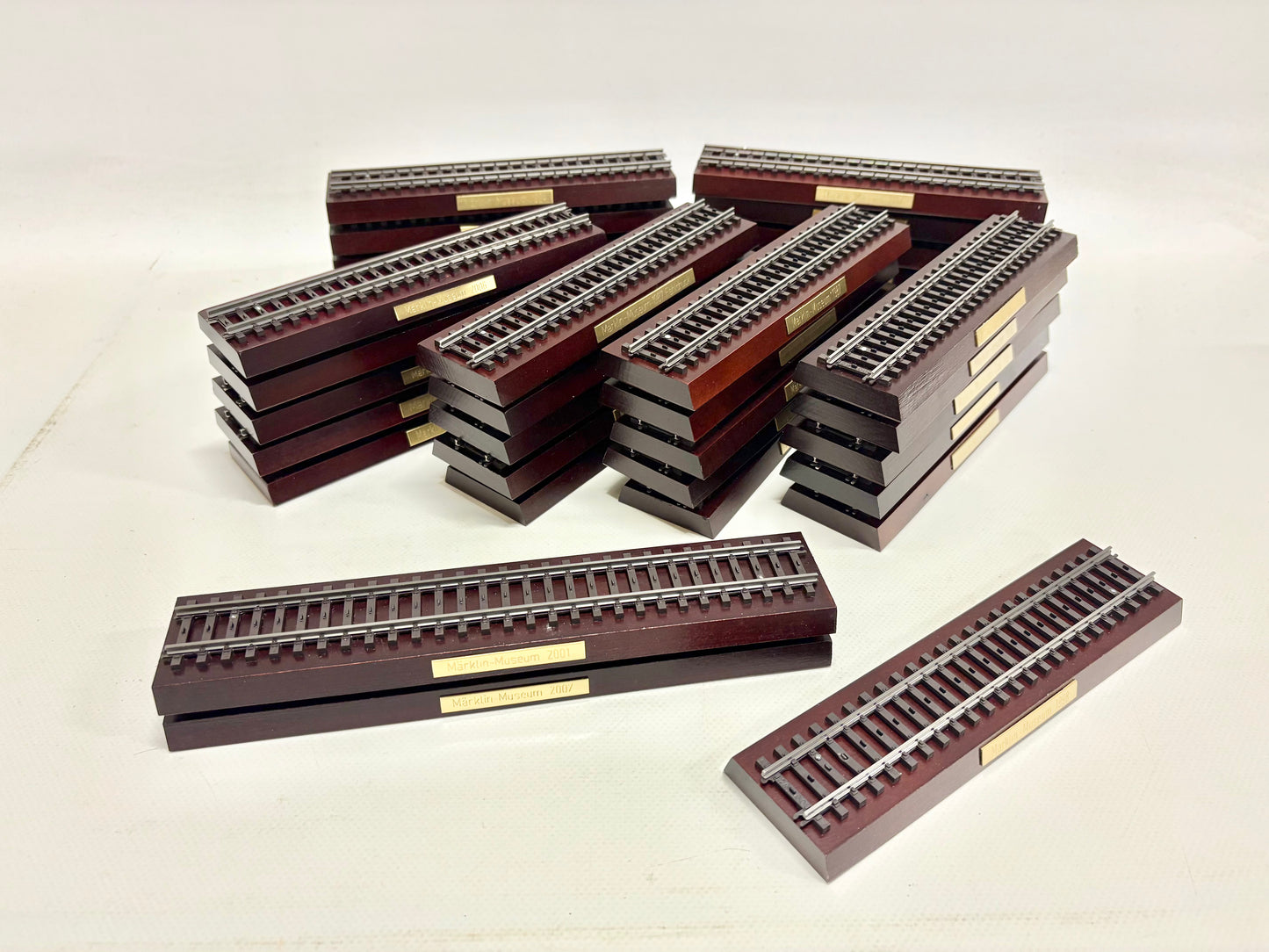 Märklin 33x Präsentationssockel für Museumswagen