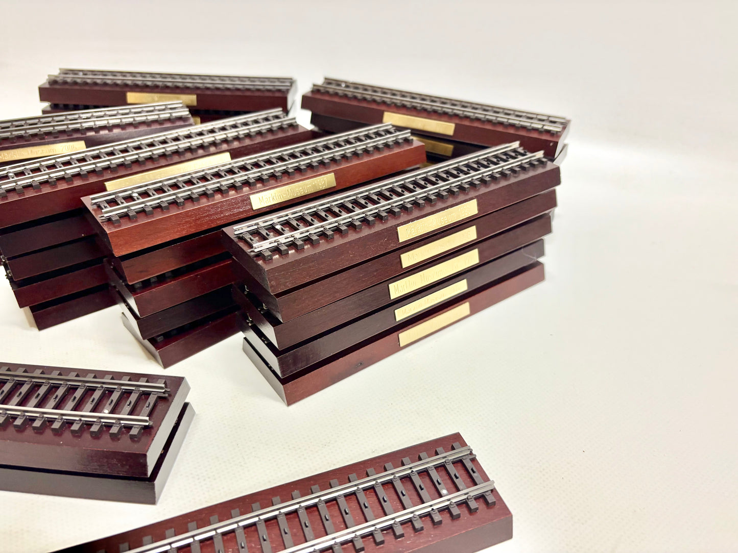 Märklin 33x Präsentationssockel für Museumswagen