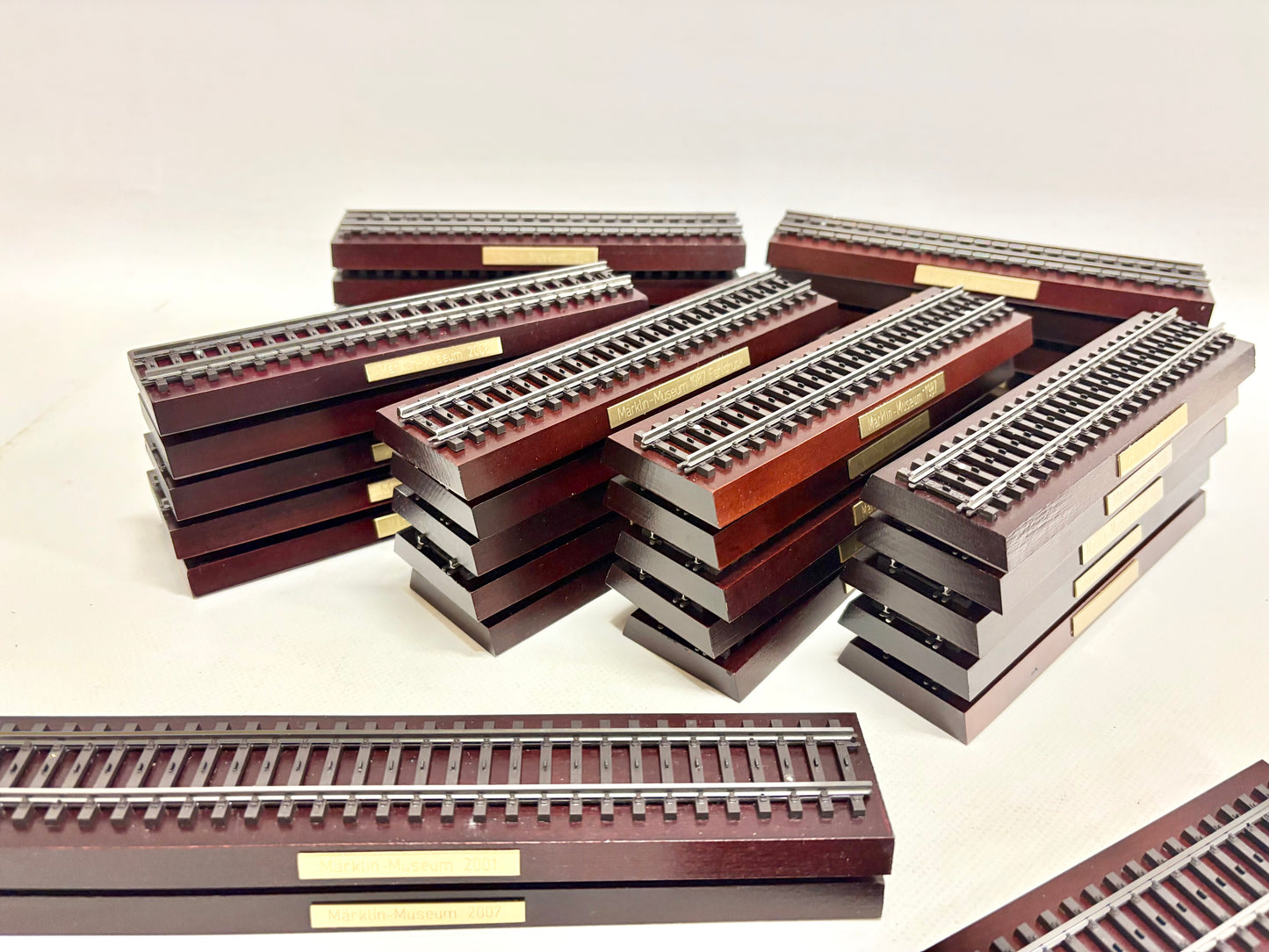 Märklin 33x Präsentationssockel für Museumswagen