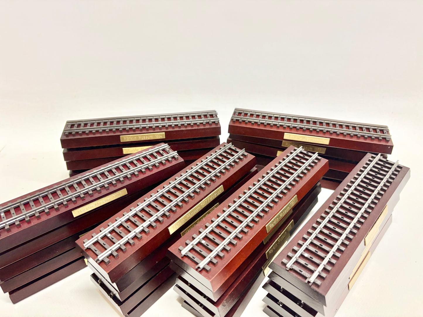 Märklin 33x Präsentationssockel für Museumswagen