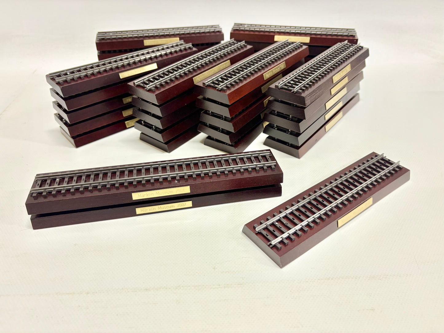 Märklin 33x Präsentationssockel für Museumswagen
