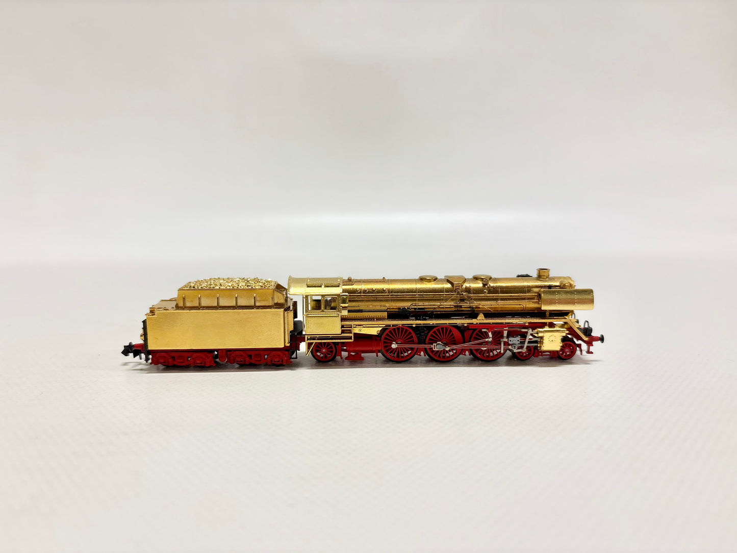 Arnold Dampflok Br 01 vergoldet Standmodell DR Spur N