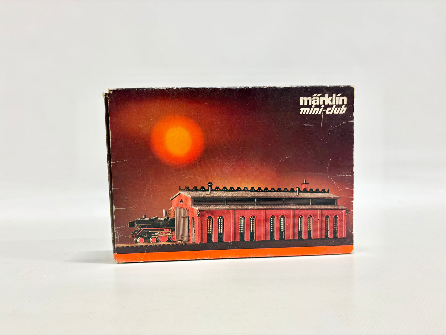 Märklin 8981 Locomotive Shed Kit with Electric Doors Z