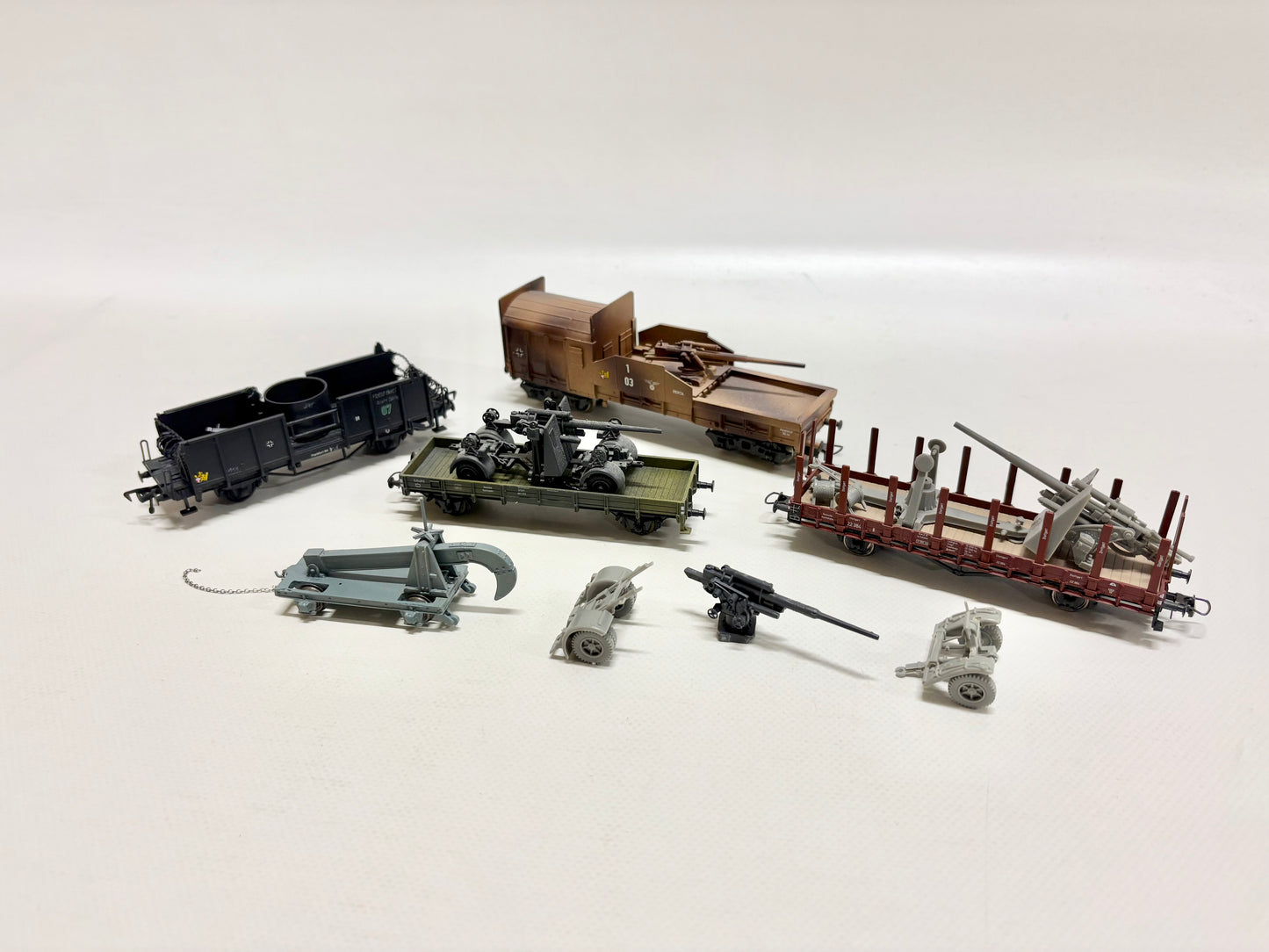 Güterwagen Konvolut mit Wehrmacht Geschützen DR