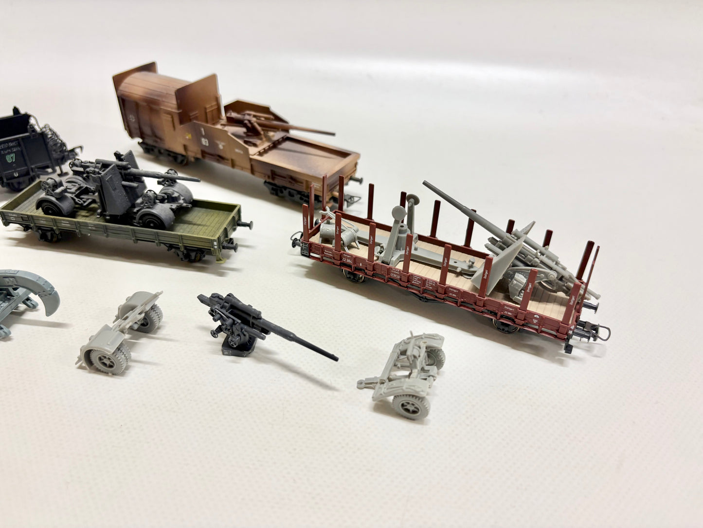 Güterwagen Konvolut mit Wehrmacht Geschützen DR