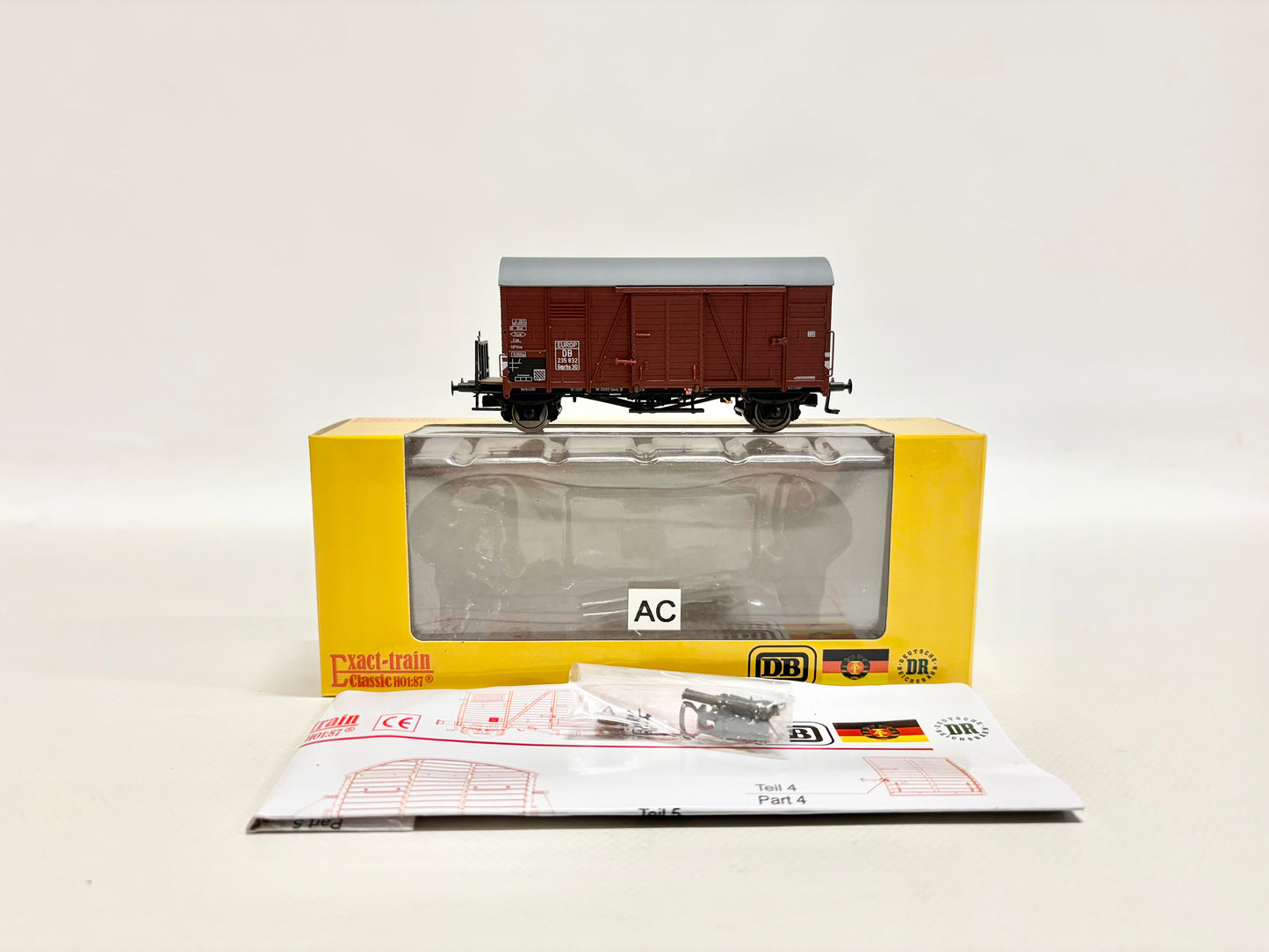 Exact Train EX20229 Gedeckter Güterwagen mit Bremserhaus EUROP DB AC H0