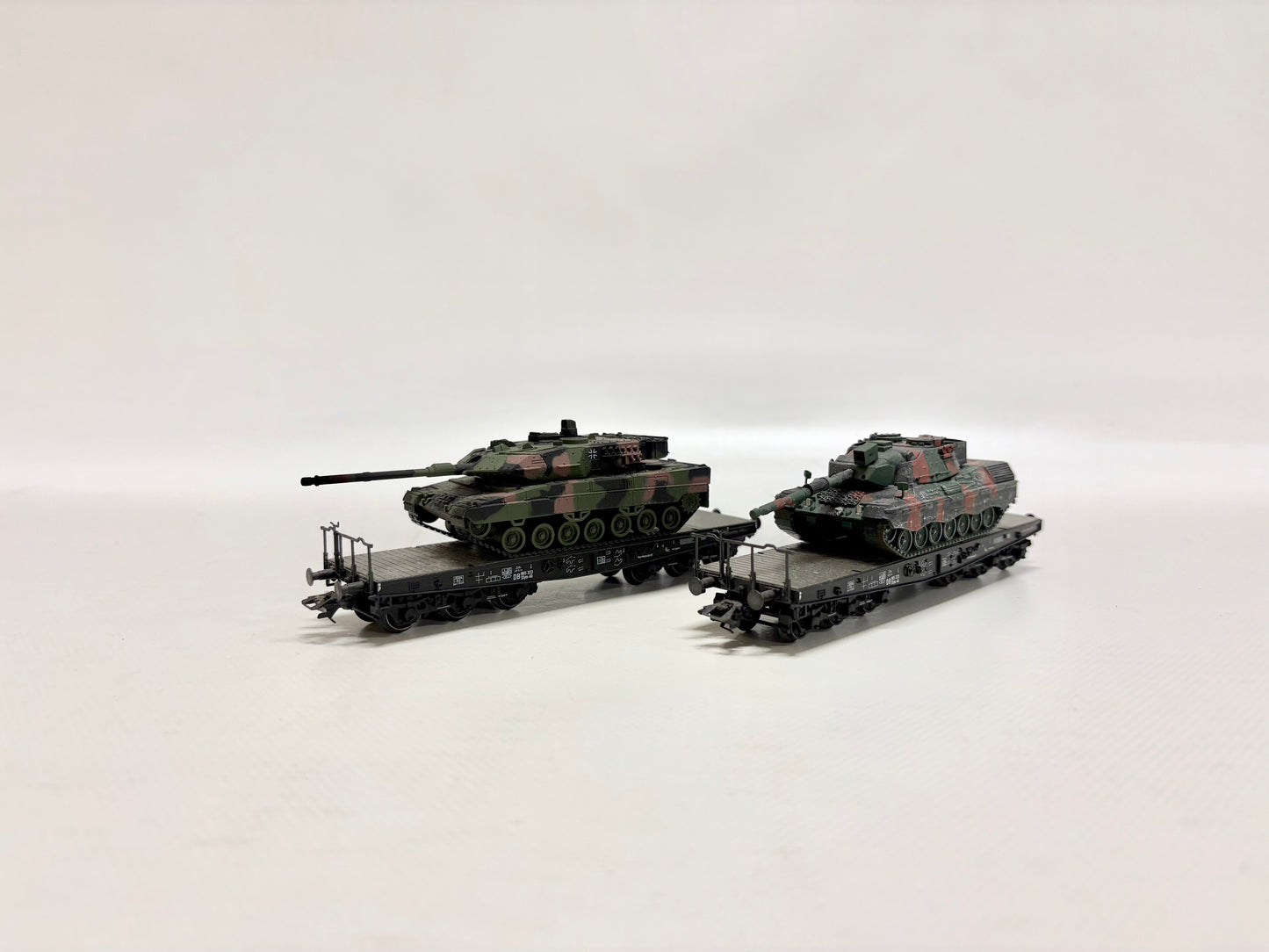 Märklin 2x Schwerlastwagen mit Panzer DB AC H0