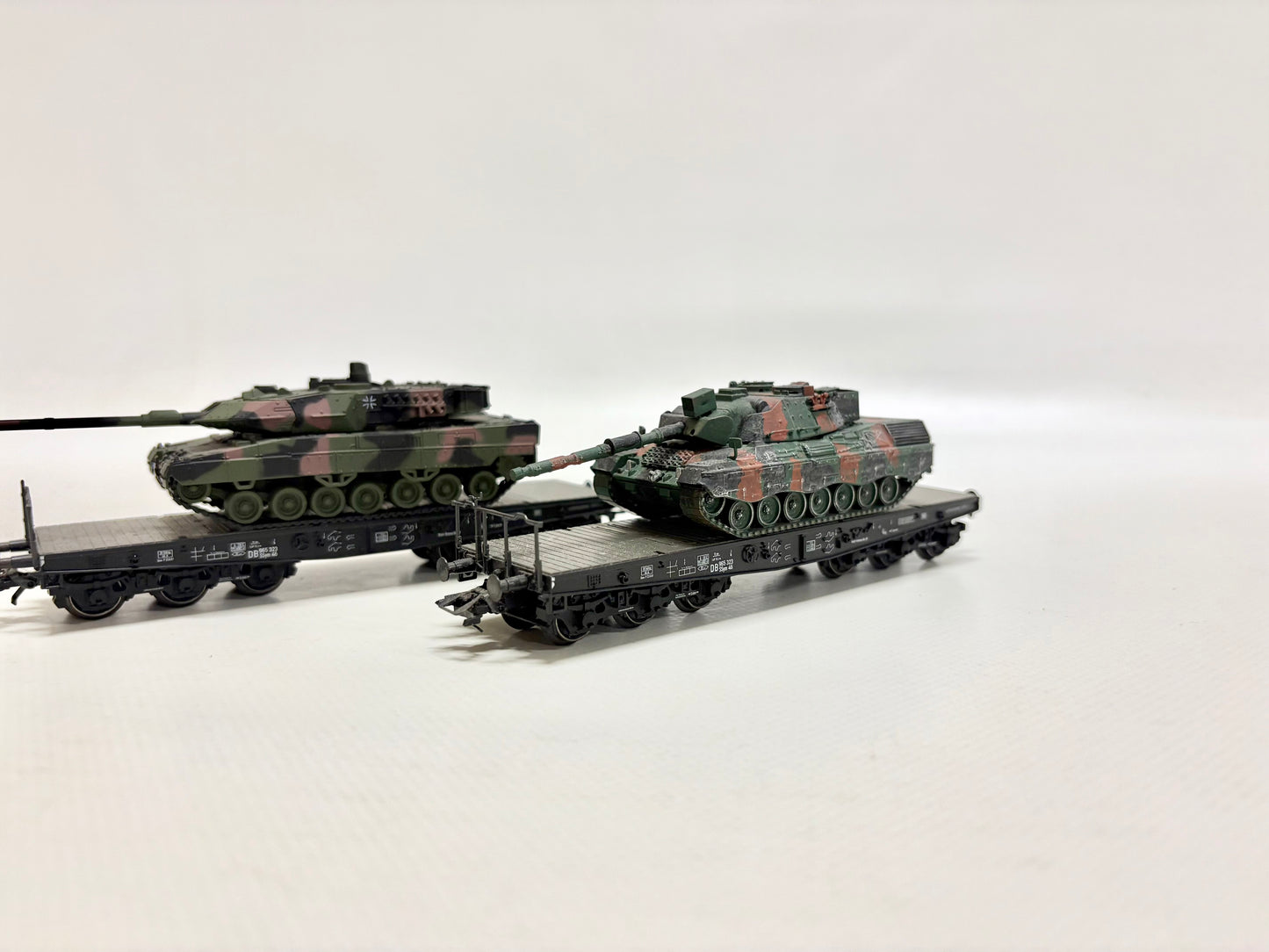 Märklin 2x Schwerlastwagen mit Panzer DB AC H0