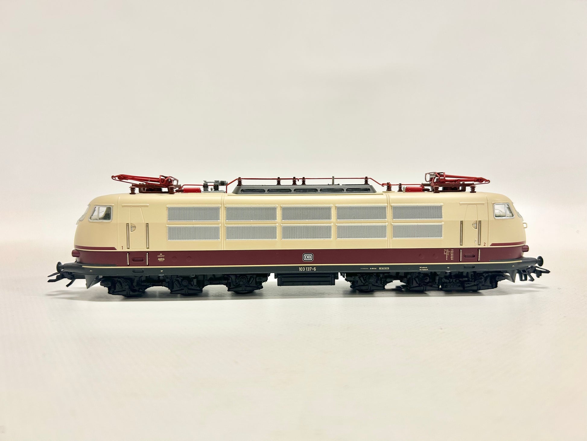Märklin 39579 Digital Br 103 Electric Locomotive TEE H0 – secondplay Märklin 39579 Digital Br 103 Electric Locomotive TEE H0 – secondplay