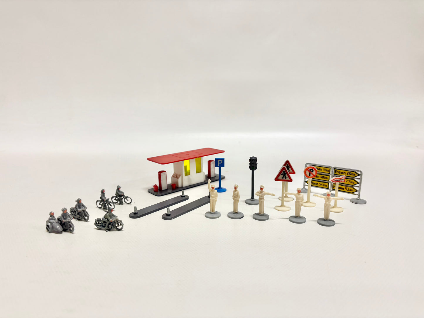 Wiking 1950er Jahre Zubehör Verkehrspolizisten, Tankstelle, Verkehrsschilder usw.