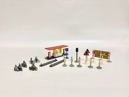 Wiking 1950er Jahre Zubehör Verkehrspolizisten, Tankstelle, Verkehrsschilder usw.