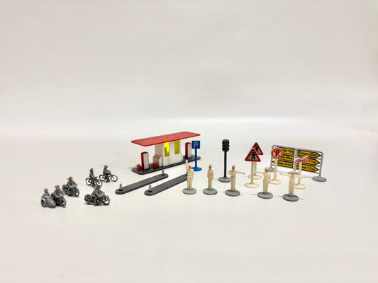 Wiking 1950er Jahre Zubehör Verkehrspolizisten, Tankstelle, Verkehrsschilder usw.
