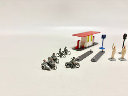 Wiking 1950er Jahre Zubehör Verkehrspolizisten, Tankstelle, Verkehrsschilder usw.